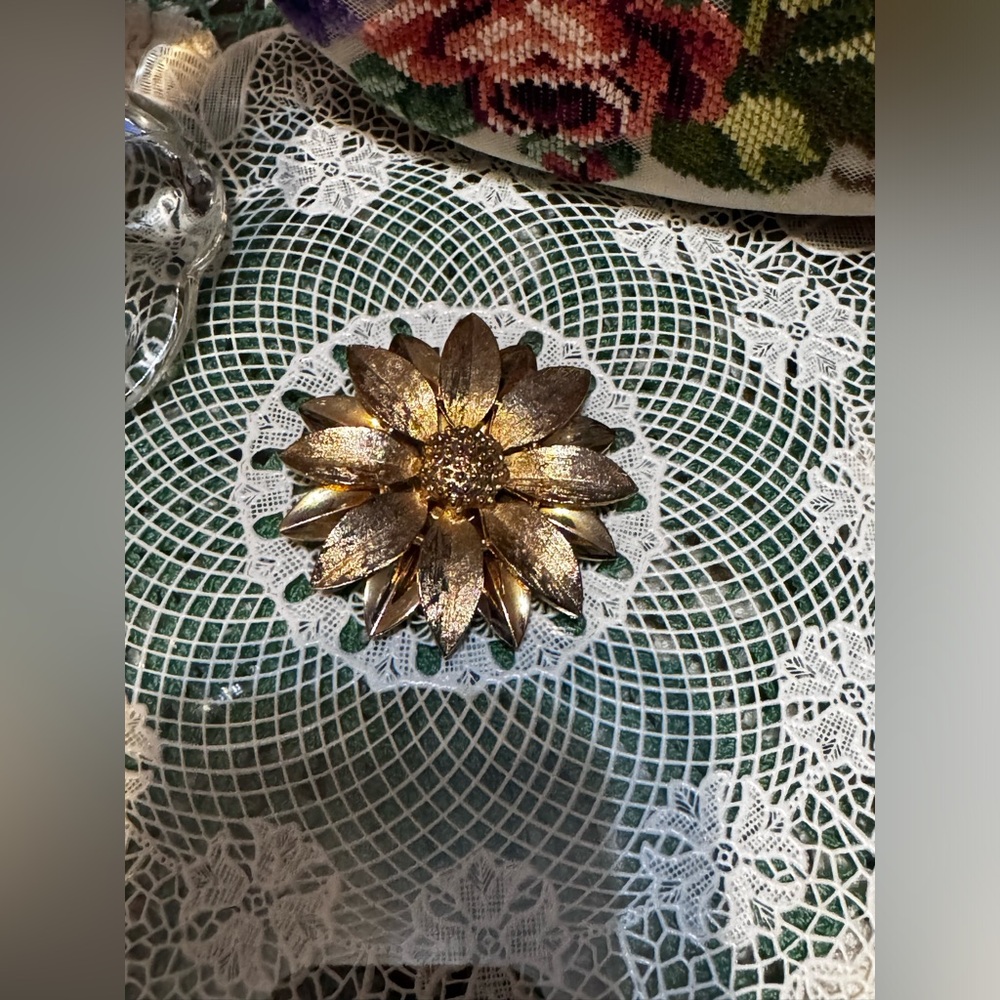 Sarah Coventry Satin Petals Brooch✨